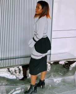Robe droite basque. Couleur noir, blanc et gris 